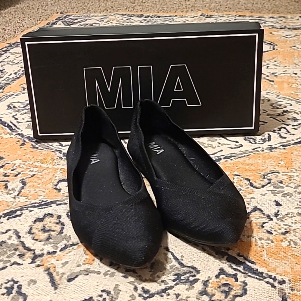 Mia amoral black knit wide flats